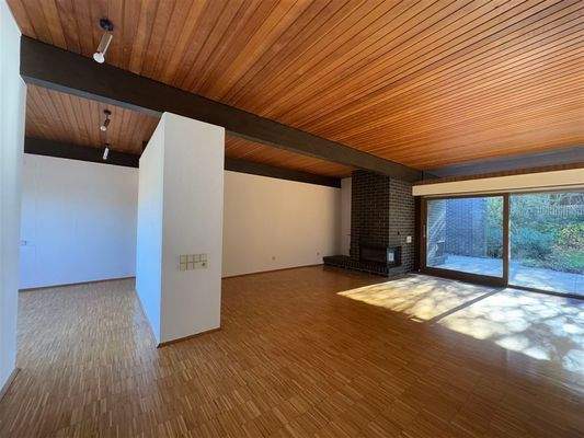 ... mit offenem Kamin und Gartenzugang