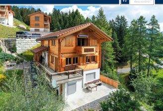 Aussenansicht mit Banner