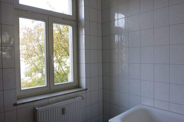 Bad mit Wanne und Fenster