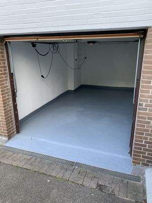 Garage mit elektrischem Tor