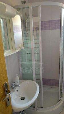 Acht moderne Badezimmer