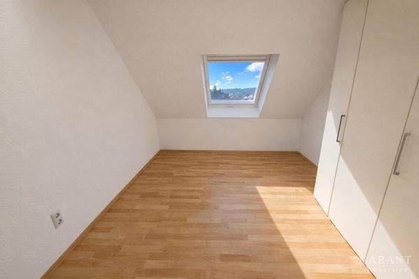 Kinderzimmer/ Büro m. Einbauschrank