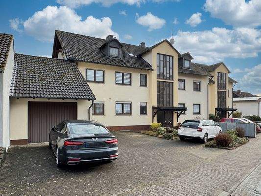 Außenansicht mit Garage