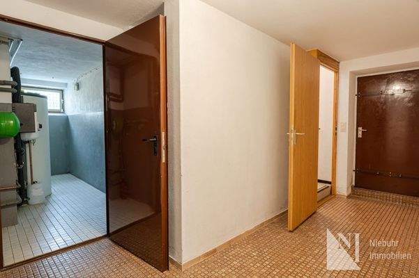 Kellerflur mit Garagenzugang 