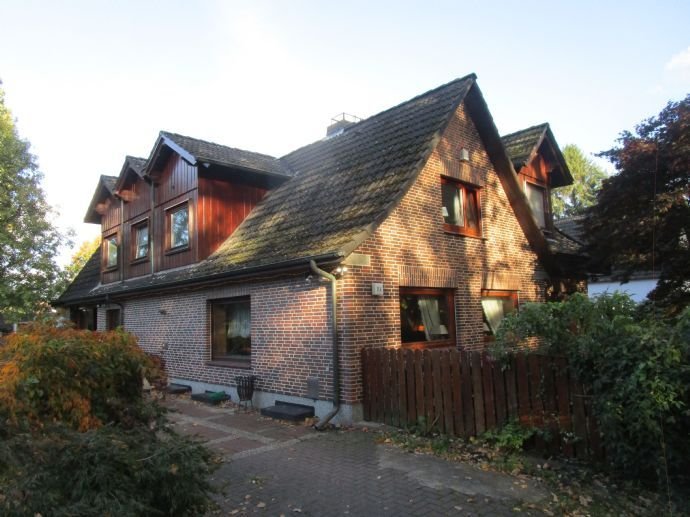 Hamburg - Osdorf  Einfamilienhaus mit 2 Einliegerwohnungen ( auch als Baugrundstück nutzbar ) mit Garage & Werkstatt sowie Nebengebäude und Gartentei