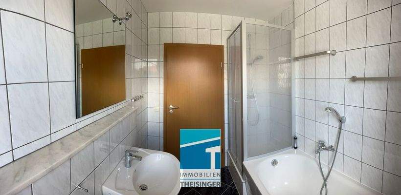 Badezimmer mit. Dusche, Wanne, WC, Waschbecken und Fenster