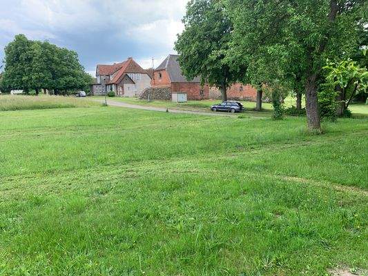 Baufeld mit Nachbarschaft