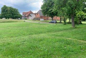 Baufeld mit Nachbarschaft