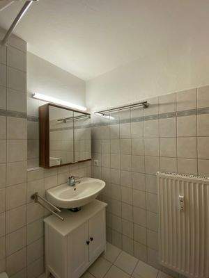 Bad Waschbecken, Spiegel, Heizung