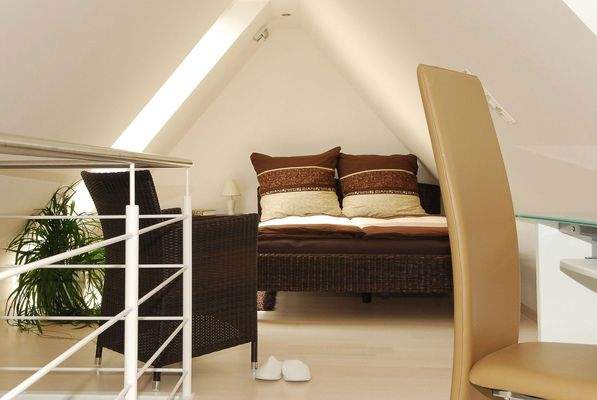 Bett 1,4 x 2 m² mit Fernseher