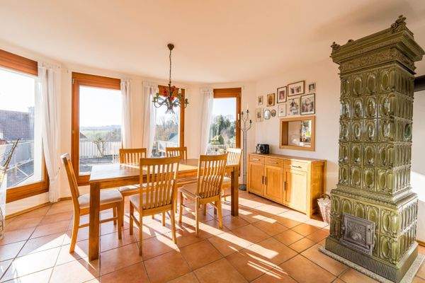 EG Esszimmer mit Kachelofen