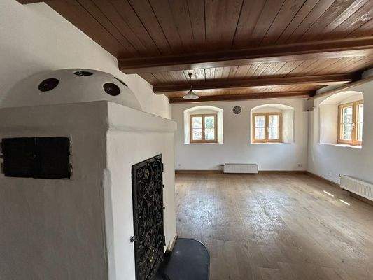 Essbereich mit Kachelofen