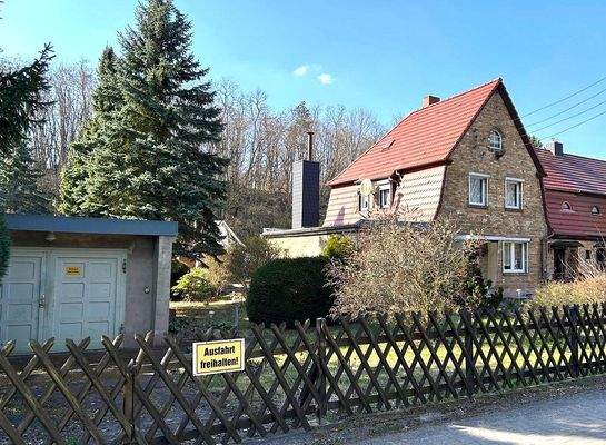 Seitenansicht mit Garage