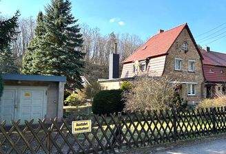 Seitenansicht mit Garage