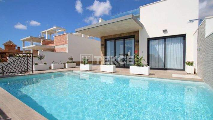 Fantastic Beach-side Detached Villas Located in Alicante