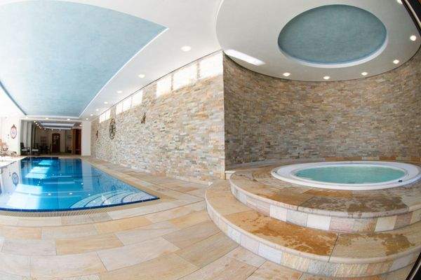 Wellnessbereich mit Indoor-Pool und Whirlpool