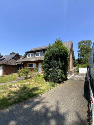 seitlich mit Garagenzufahrt