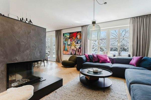 Der offene Kamin sorgt an kühleren Tagen für wohltuende Wärme