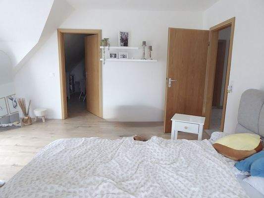 Schlafzimmer mit begehbarem Kleiderschrank OG