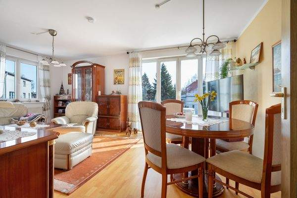 Heller Wohn- und Essbereich mit Zugang zum Balkon