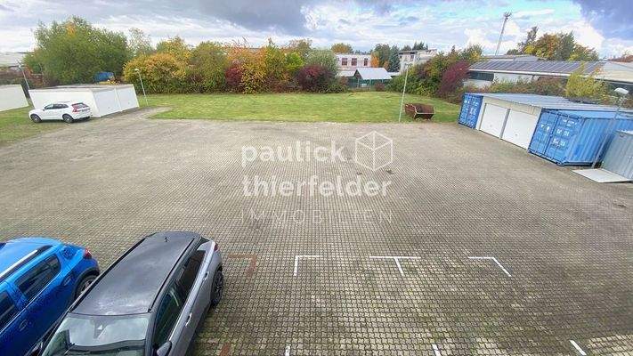 Hof und Stellplätze