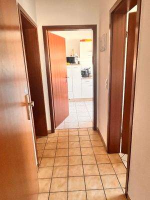 Blick v Whg-Eingang: hinten Küche, re Bad, li Wozi