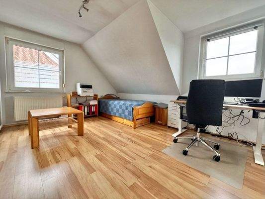 Helles Bürozimmer (DG)