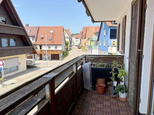 der größere Balkon