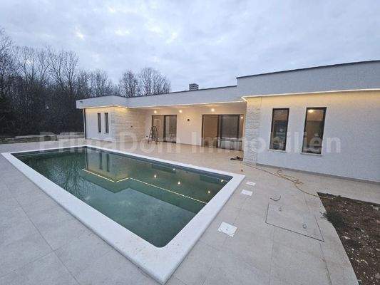 Bungalow mit Pool -Bezugsfertig