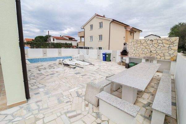 Ein herrlicher Pool schmückt das Exterieur