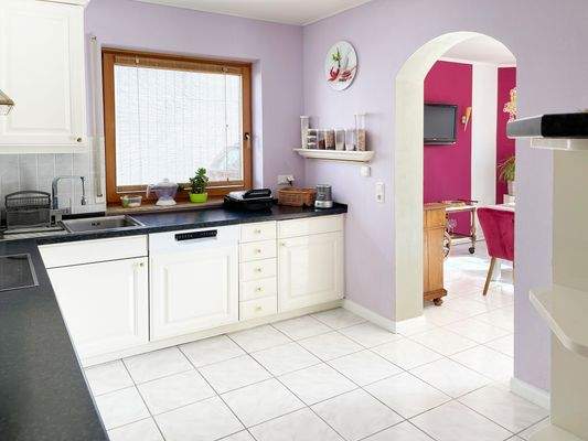 Schicke Einbauküche mit Durchgang zum..