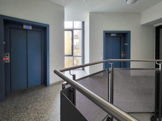 Treppenaufgang, Aufzüge