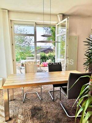 EG: Blick vom Essbereich auf die Terrasse