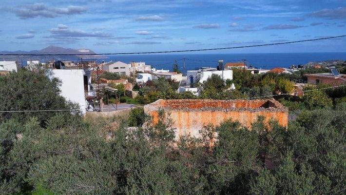 Kreta, Kokkino Chorio: Eckgrundstück in der Nähe des Dorfes und der Einkaufsmöglichkeiten zu verkaufen