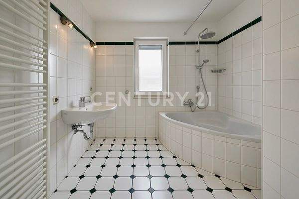 Das Tageslichtbadezimmer mit Eckbadewanne