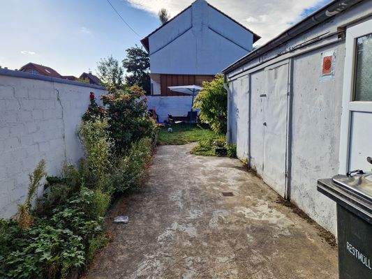 Weg zum Garten und den Abstellräumen 