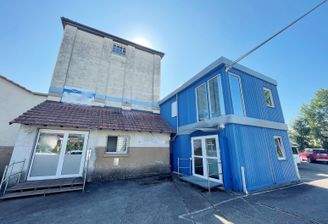 Hausansicht u. Bürocontainer