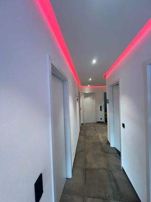 Flur mit Lichtdesign