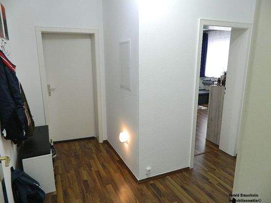 helle Diele mit Abstellraum
