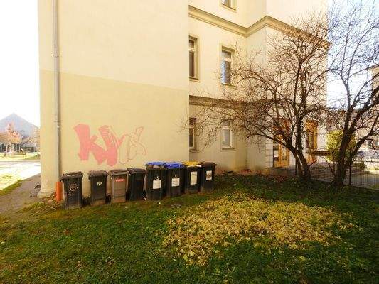  HAUSRÜCKSEITE - Mülltonnenplatz