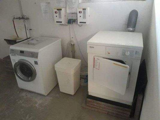 Waschmaschinenraum mit Münzwaschmaschine+Trockner