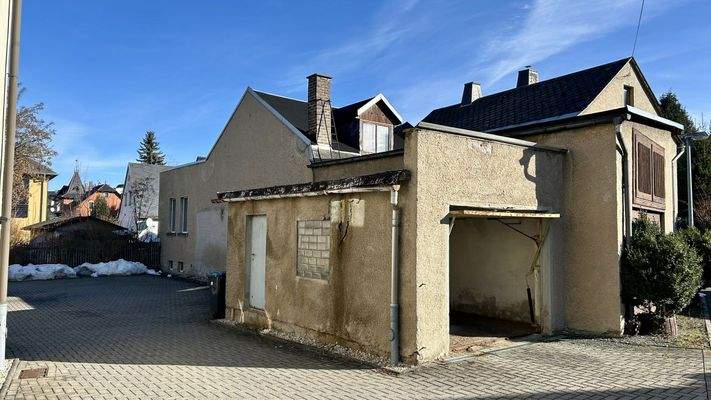 Hintere Zufahrt mit Garage und Stellplätzen