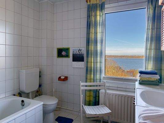 9. Wannenbad mit Schleiblick im OG.jpg