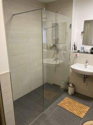 Bad 2. Bild/ Dusche Waschb.