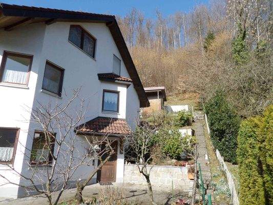 Der Aufgang zum Grundstück