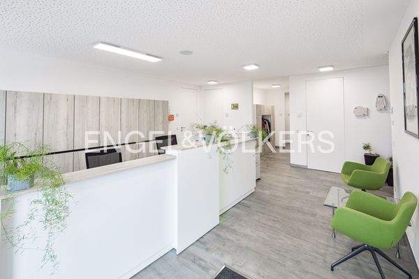 Rezeption im Gewerbereich mit separatem Hauseingang