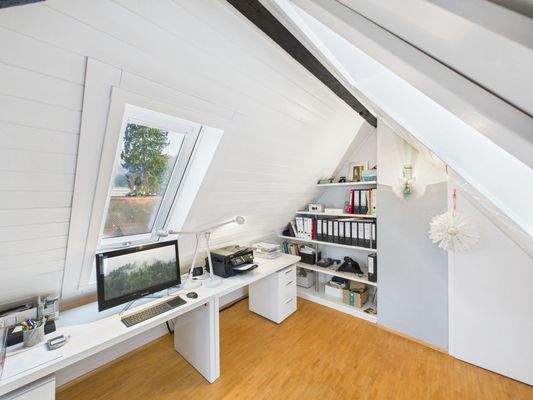 Büro im ausgebauten Spitzboden...