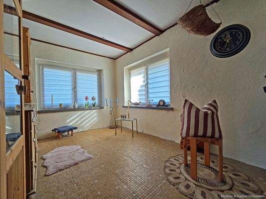 Sanierungsbedürftiges Zimmer Erdgeschoss