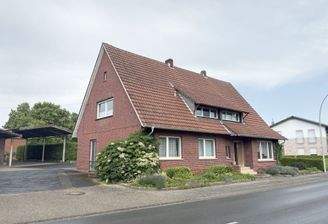 Seitenansicht mit Hofeinfahrt