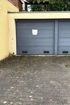 Garage mit Stellplatz davor